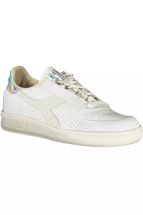 Sneaker al pizzo bianco chic con accento logo