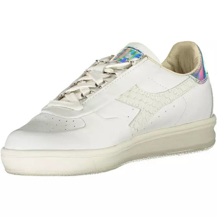 Sneaker al pizzo bianco chic con accento logo