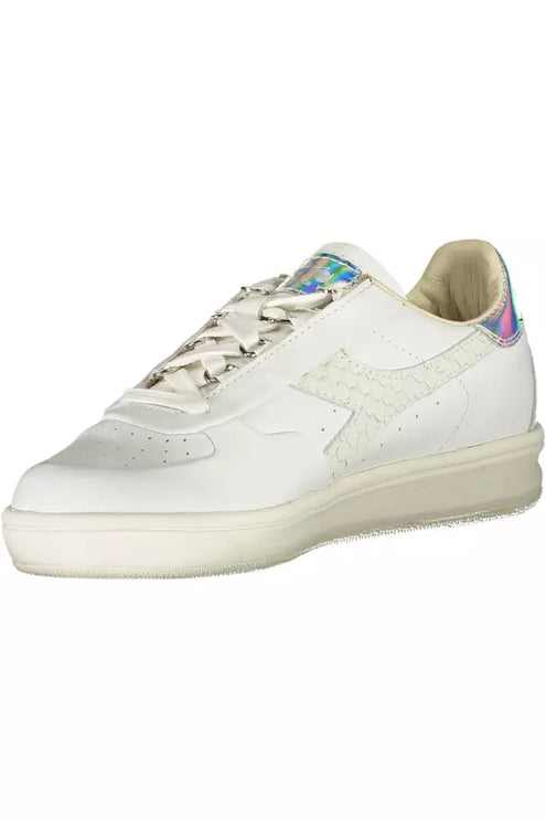 Sneaker al pizzo bianco chic con accento logo