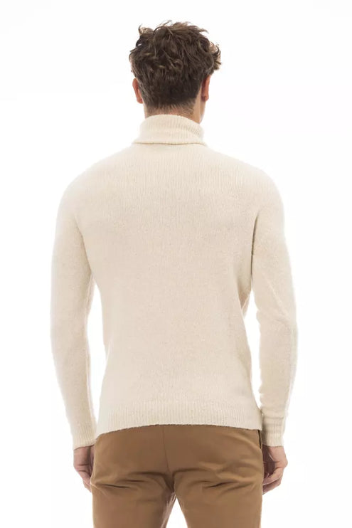 Pull à col roulé beige avec détail des côtes fines