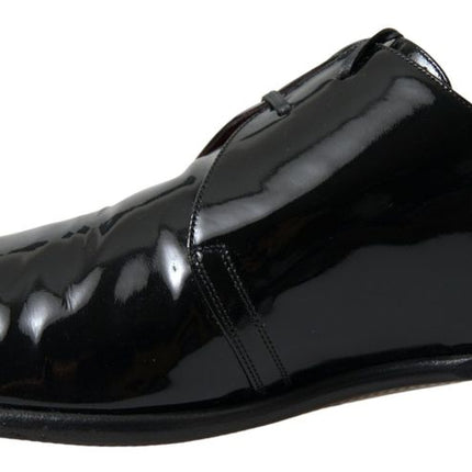 Elegantes zapatos formales de hombre de cuero de patente negro