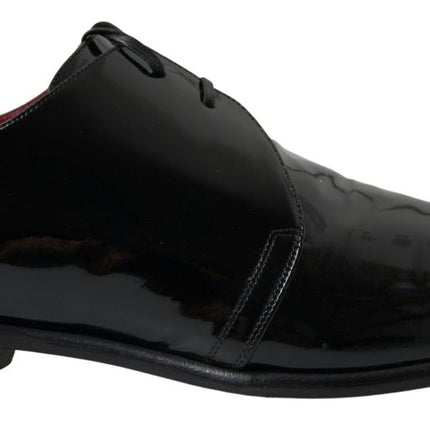 Elegantes zapatos formales de hombre de cuero de patente negro