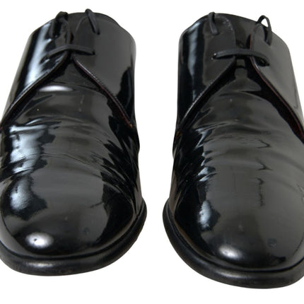 Elegantes zapatos formales de hombre de cuero de patente negro