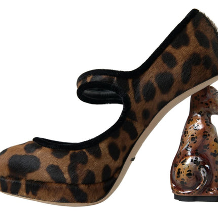 Eleganti pompe del tallone leopardo per raffinatezza chic