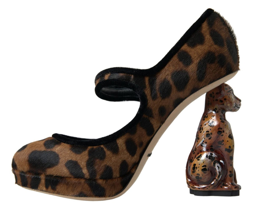 Eleganti pompe del tallone leopardo per raffinatezza chic