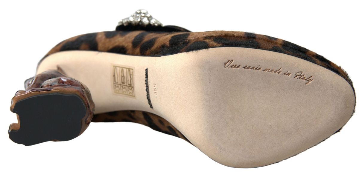 Eleganti pompe del tallone leopardo per raffinatezza chic