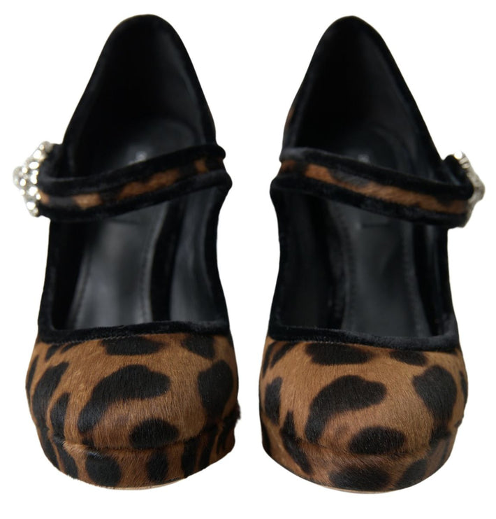 Eleganti pompe del tallone leopardo per raffinatezza chic