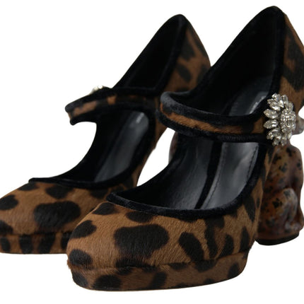 Eleganti pompe del tallone leopardo per raffinatezza chic