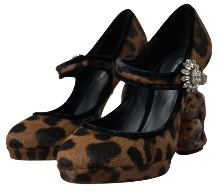 Eleganti pompe del tallone leopardo per raffinatezza chic