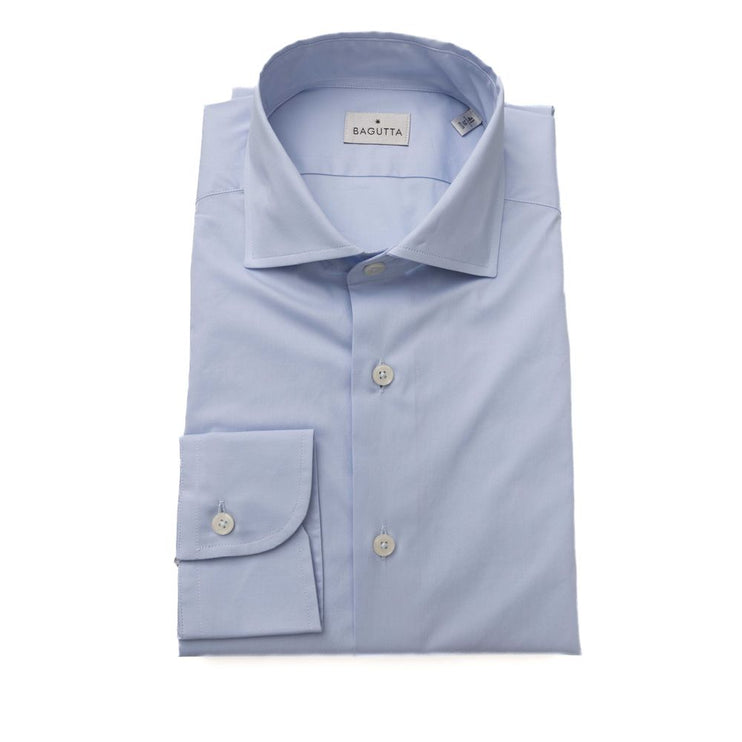 Elegante camisa de ajuste de color azul claro con cuello francés