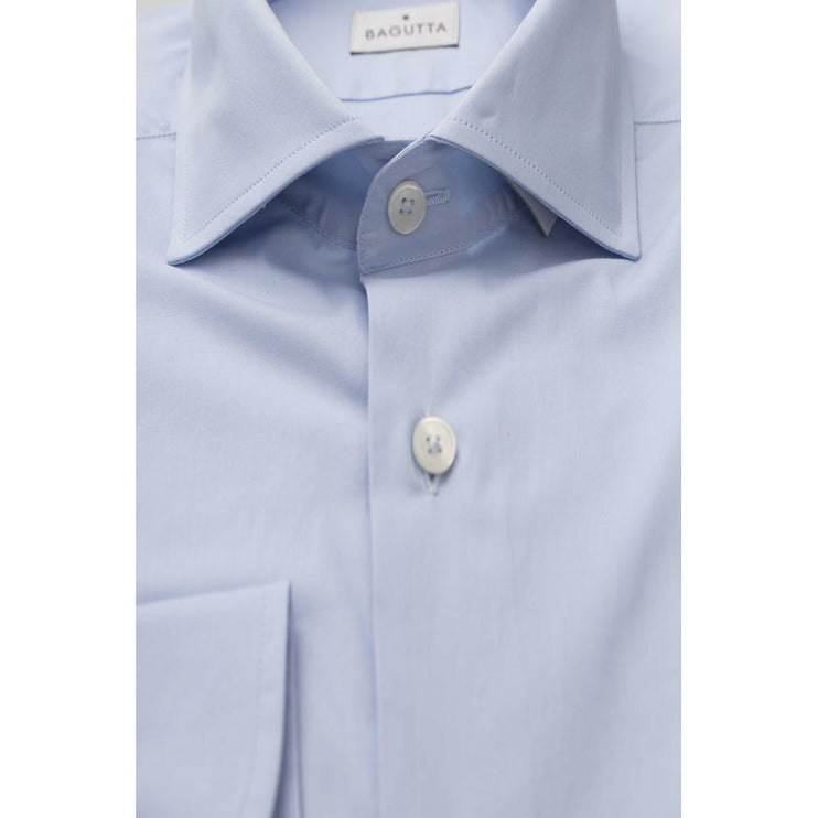 Elegante camisa de ajuste de color azul claro con cuello francés