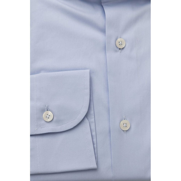 Elegante camisa de ajuste de color azul claro con cuello francés