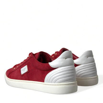 Elegantes zapatillas de deporte rojo y blanco