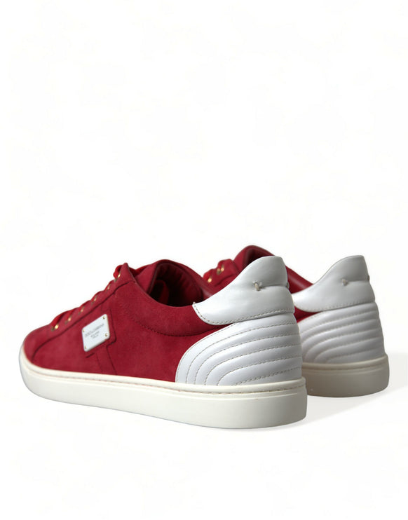 Elegantes zapatillas de deporte rojo y blanco