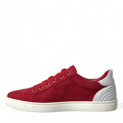 Elegantes zapatillas de deporte rojo y blanco