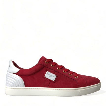 Elegantes zapatillas de deporte rojo y blanco