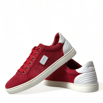 Elegantes zapatillas de deporte rojo y blanco