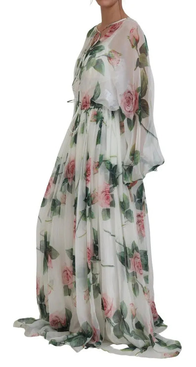 Robe maxi en soie blanche élégante avec des roses roses