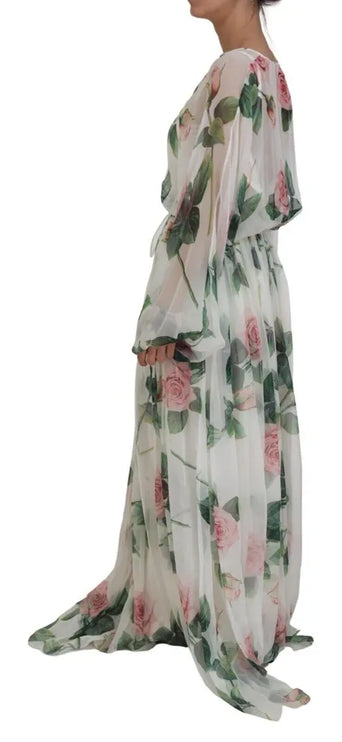 Robe maxi en soie blanche élégante avec des roses roses