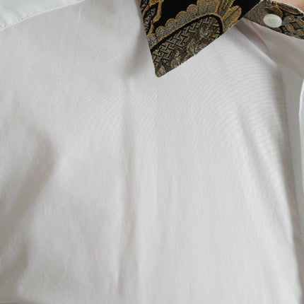 Elegante camisa de vestir de detalles dorados