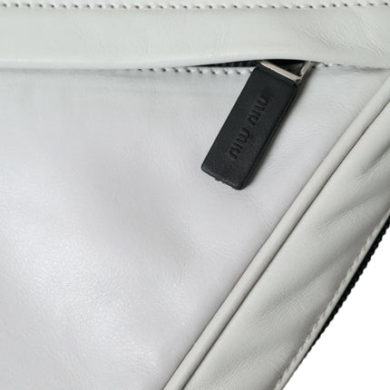 Elegante bolso cruzado de piel en blanco y negro