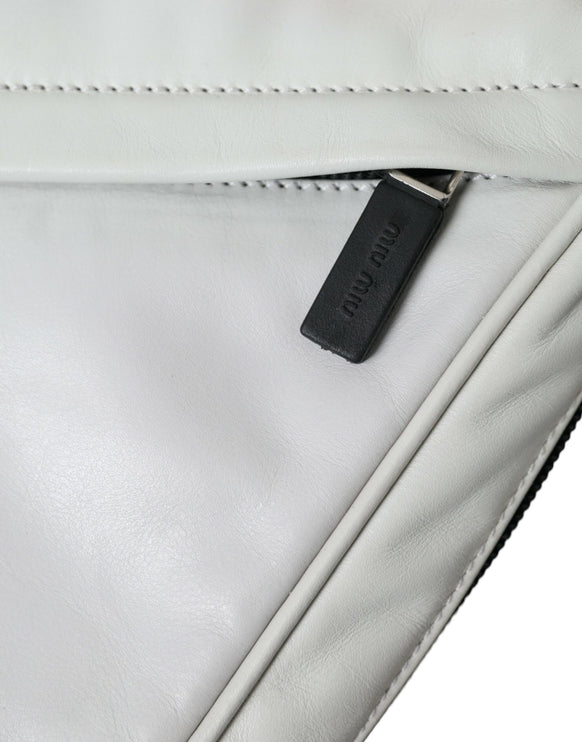 Elegante bolso cruzado de piel en blanco y negro