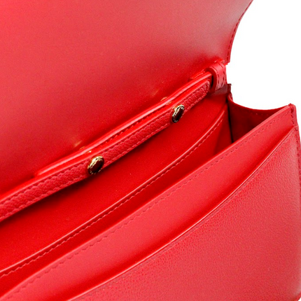 Hampshire Bolso Crossbody pequeño de piel lisa con logotipo en relieve rojo