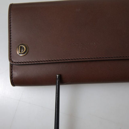 Elegante bolso bandolera de piel marrón con detalles dorados