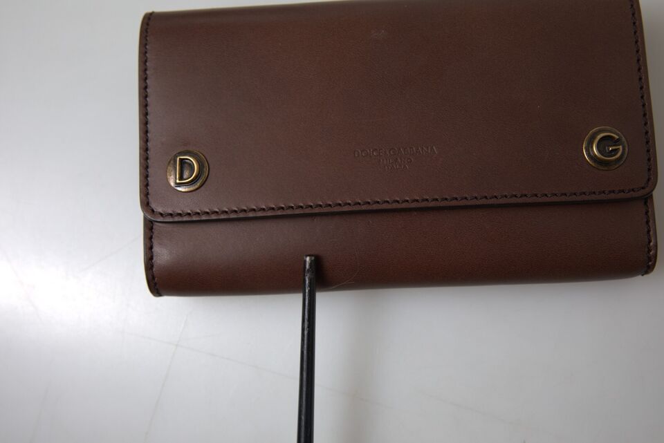 Elegante bolso bandolera de piel marrón con detalles dorados