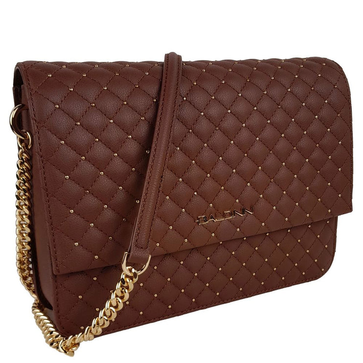 Elegante bolso acolchado de piel de becerro con tachuelas