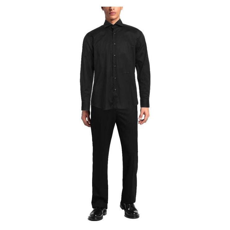 Elegante camisa de algodón negro con bordado del logotipo