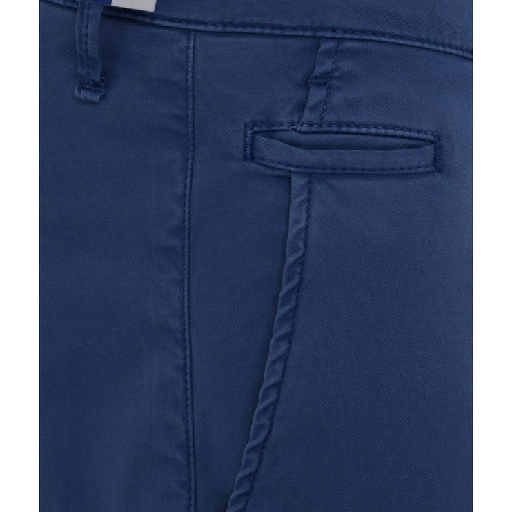 Elegantes pantalones chino de ajuste delgado en azul