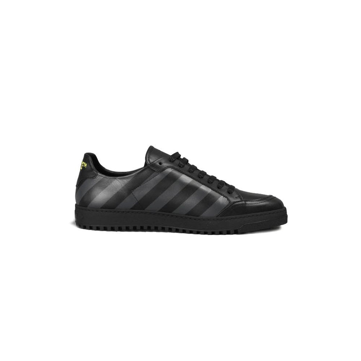 Sneaker di pelle di vitello eleganti con iconiche strisce grigie