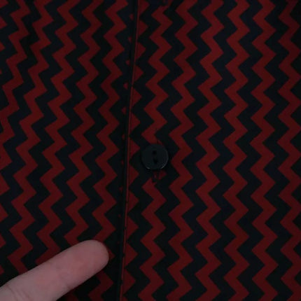 Camisa casual de patrón de zigzag rojo negro