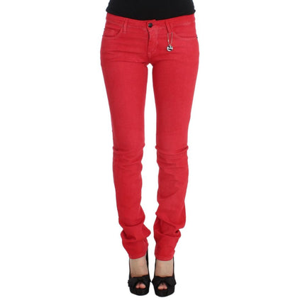 Jeans rojos y pantalones