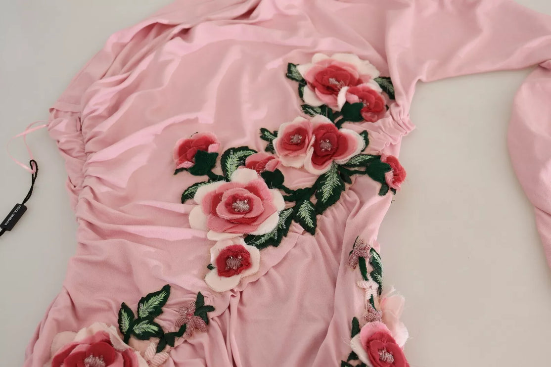 Fleur rose embelli une robe d'épaule