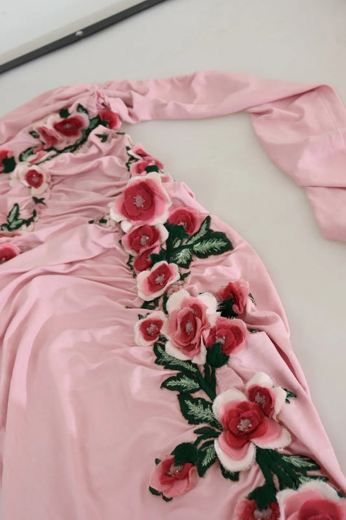 Fleur rose embelli une robe d'épaule