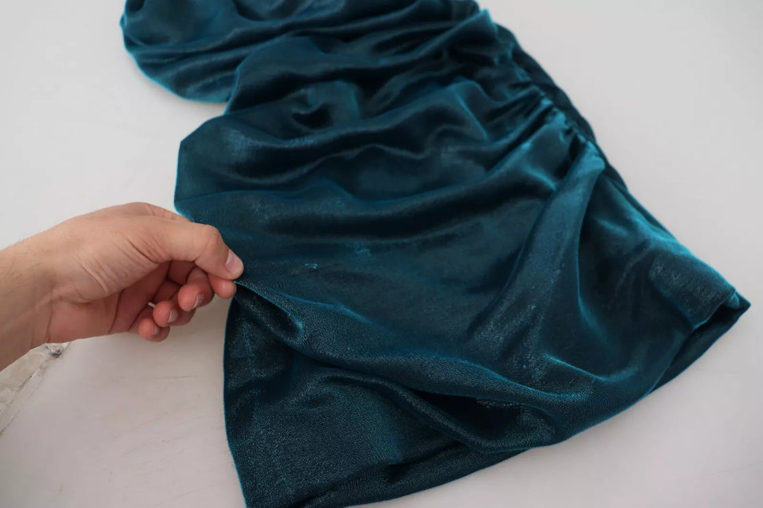 Robe sans bretelle en satin bleu en satin bleu