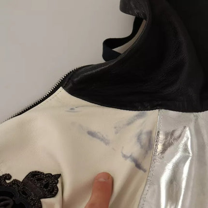 Chaqueta de blusón con capucha de cuero negro