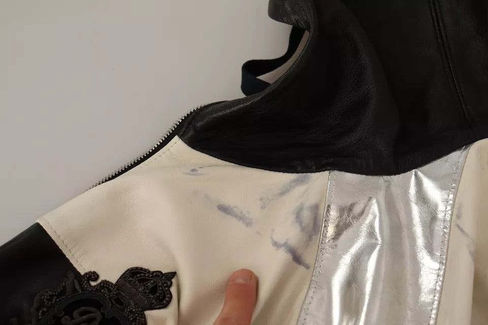 Chaqueta de blusón con capucha de cuero negro