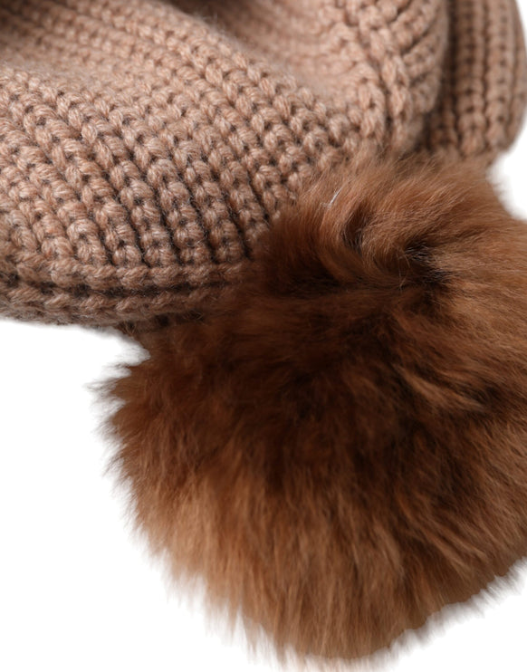 Bruine vast gebreide bontbal winter beanie hoed