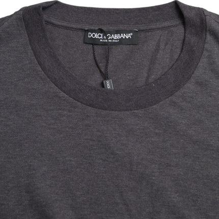 T-shirt a maniche corte in cotone grigio.