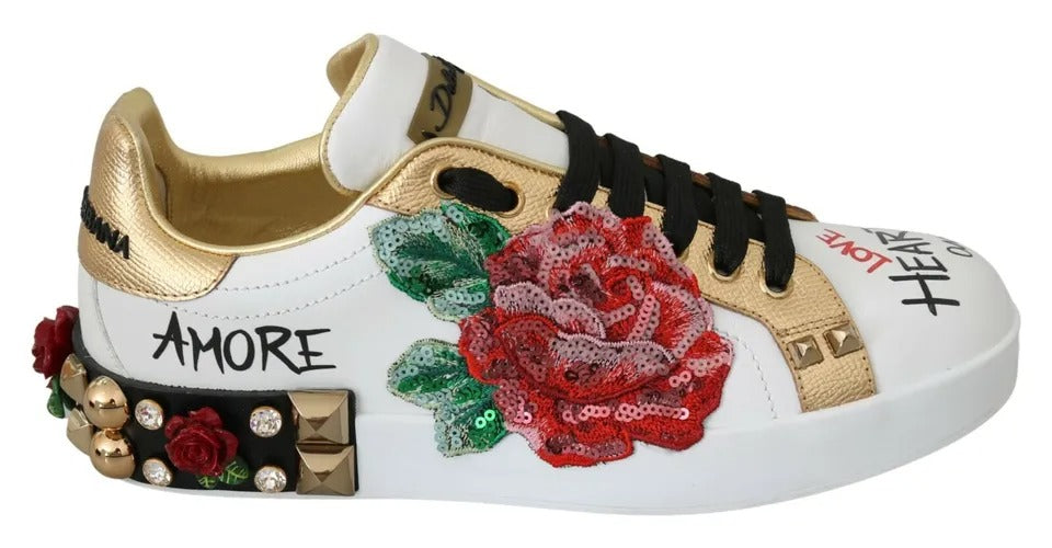 Rose bianche con sequenza di sneaker da donna in cristallo