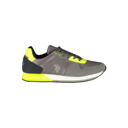 Elegantes zapatillas de deporte deportivo gris con cordones grises