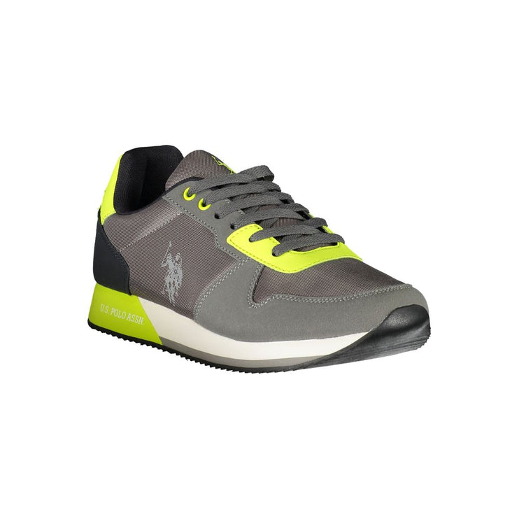 Elegantes zapatillas de deporte deportivo gris con cordones grises