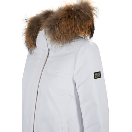 Veste blanche chic avec capuche garni de fourrure