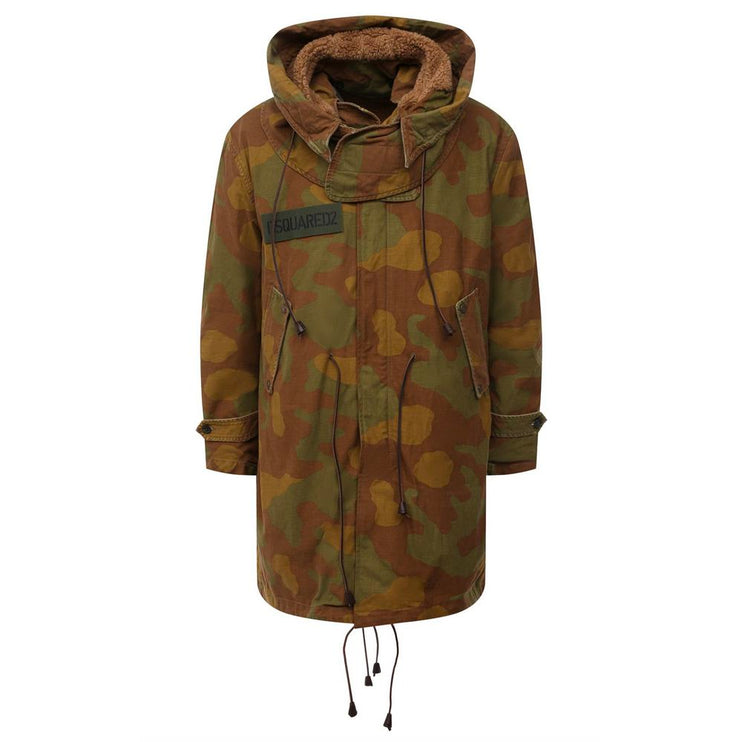 Parka con capucha con textura de camuflaje con detalles de cuero