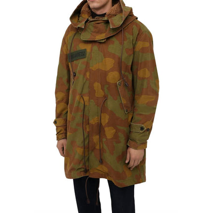 Parka con capucha con textura de camuflaje con detalles de cuero