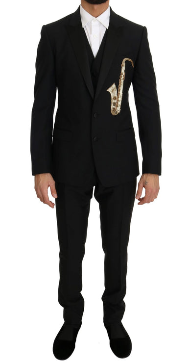 Elegante traje negro de tres piezas con bordado de saxofón