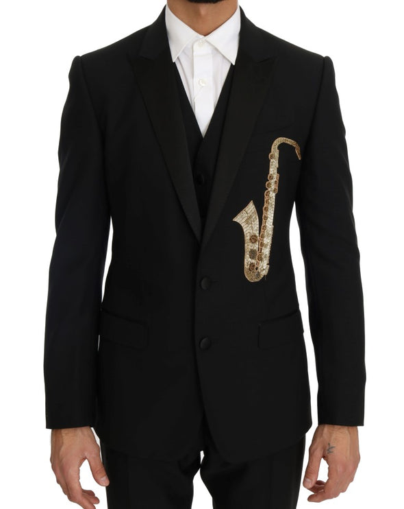 Elegante traje negro de tres piezas con bordado de saxofón